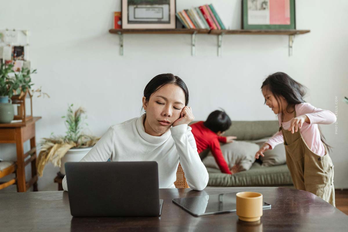 frau-gestresst-kinder-familie-stress-wohzimmer